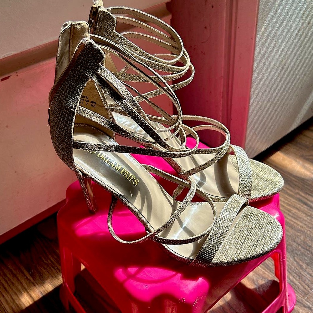 These shoes are from a friend they are very new never used never worn